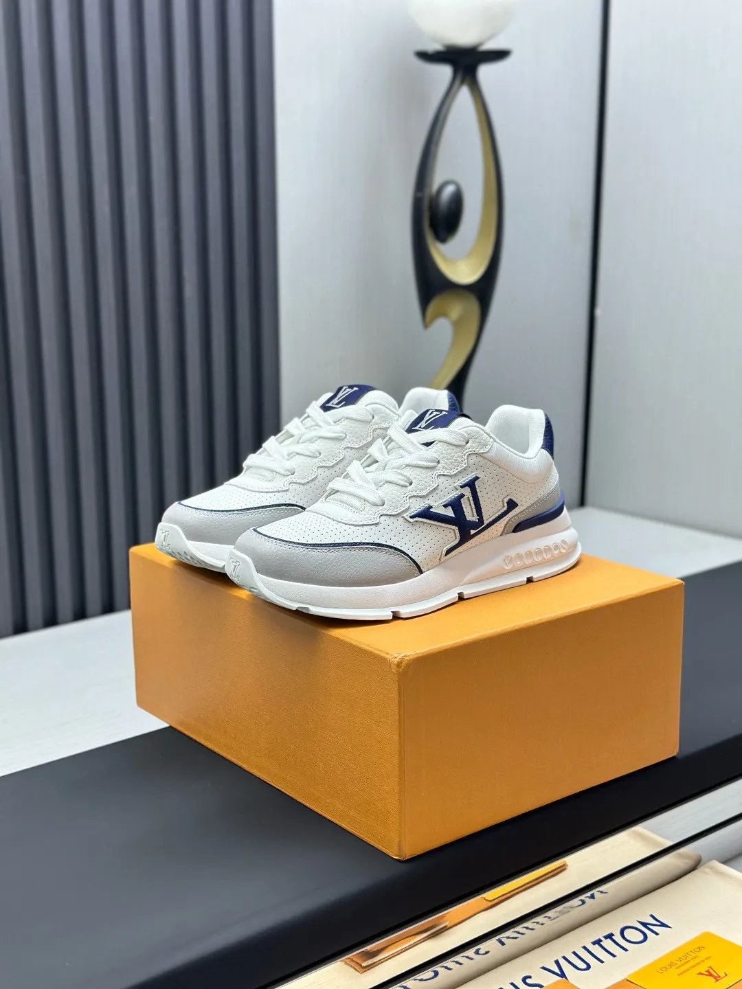 Factory price: 640💰Top version LV-Louis Vuitton-classic catwalk new style original 1:1 developed replica! ! The upper foot is very comfortable. It is made of luxurious materials and fine workmanship. The midsole is printed with English letters "Made in Europe". The upper is made of calfskin imported from Italy. The side is decorated with the brand's LOGO and signature. The latest latex foot pads and mesh lining make the foot feel super comfortable. The original two-color TPU combination outsole is specially provided by the original factory. Bag technology Goodyear stitched edges Fabric: Exclusive custom first-layer cowhide Accessories: Exclusive private model Vuitton logo, lining: Customized silk mesh lining - first-layer silk cowhide lining Outsole: TPU combination outsole wear-resistant, non-slip and anti-yellowing Foot pads: new latex pads-mesh sweat-absorbent Counter technology: fully computerized sewing machine wire drawing Toe box back cover Hot and cold shaping Full set of pull-top last with medium and low logo pattern Counter packaging - Shoelaces, certificates, cards, instructions, certificates, dust bags, the most complete packaging on the Internet, men's size: 38-46 (38/46 customized, non-refundable!)